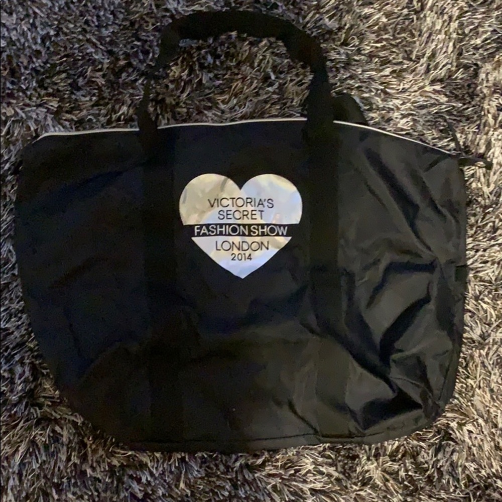 LIMITED EDITION VS fashion show tote 2014 NWOT